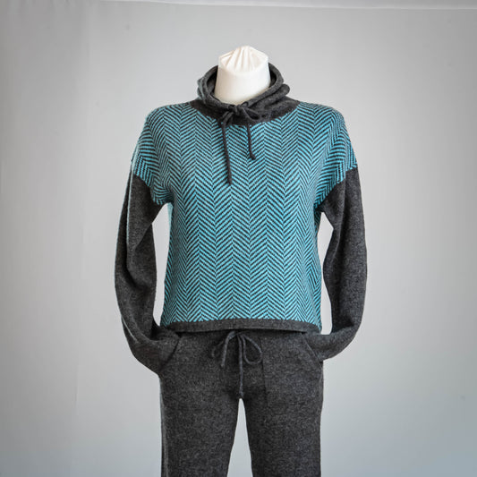 modello completo pantalone e pullover con cappuccio