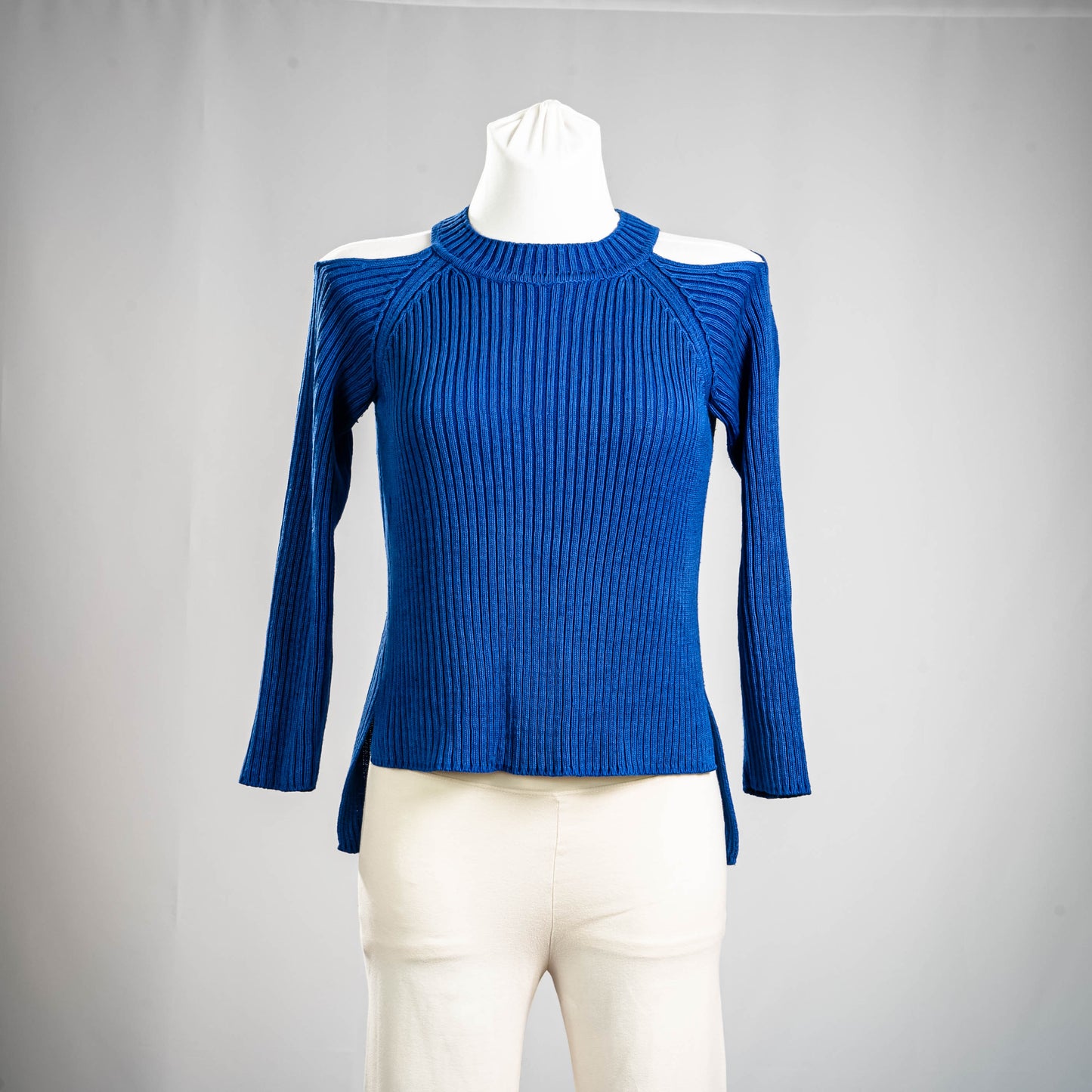 modello pullover con spalle aperte